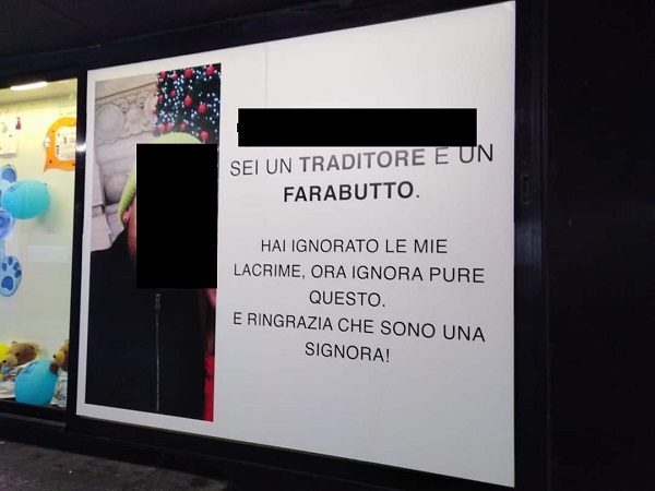 Lui la tradisce, lei tappezza il treno di volantini: “Farabutto”. FOTO