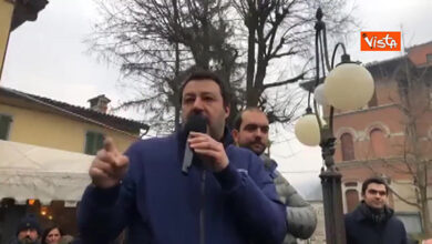 Salvini in comizio in piedi su una sedia, parte la musica e scherza:Pubblicità