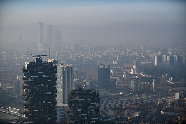 Smog a Milano, Granelli: “Situazione allarmante, anticipiamo misure rigide” Smog a Milano, Granelli: “Situazione allarmante, anticipiamo misure rigide”