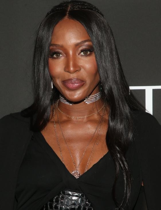 Naomi Campbell senza reggiseno incanta Instagram: è stupenda. FOTO