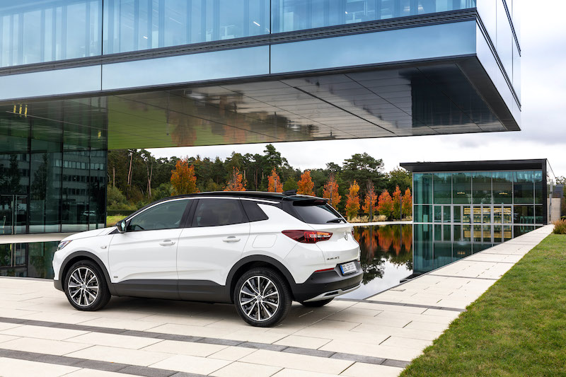 Opel presenta la Grandland X Hybrid Plug-in con trazione anteriore