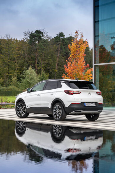 Opel presenta la Grandland X Hybrid Plug-in con trazione anteriore