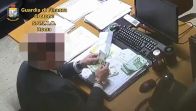 Catanzaro, sesso e soldi per le sentenze: il giudice conta le banconote. VIDEO
