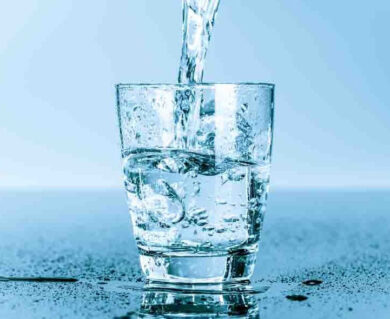 Bere acqua prima di dormire: si riposa meglio e si perde peso, ecco come