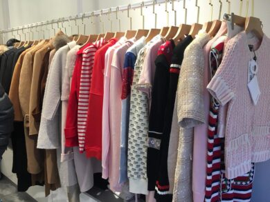 Sequestrati oltre mille abiti contraffatti in Paolo Sarpi. FOTO