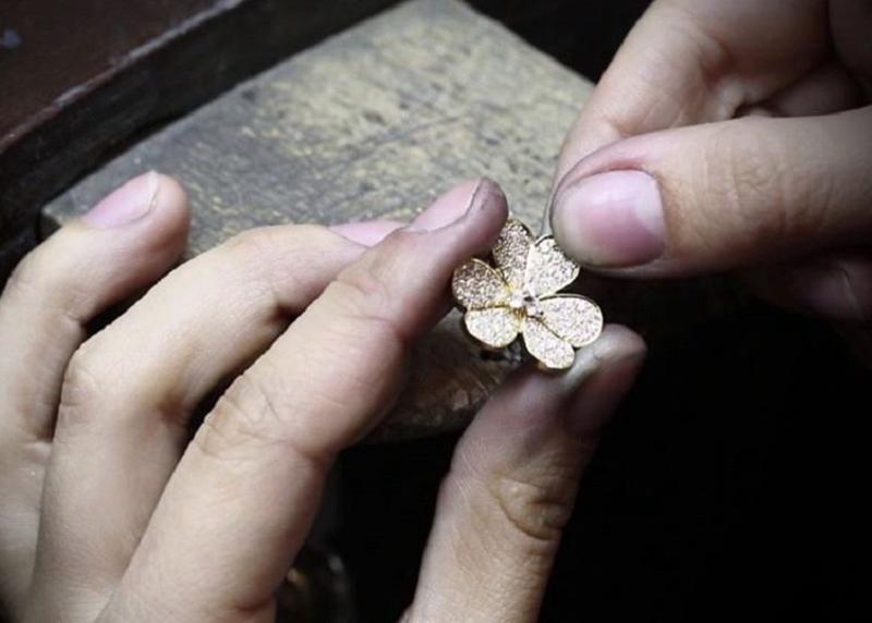 Alta gioielleria: la mostra gratuita di Van Cleef&Arpels a Palazzo Reale