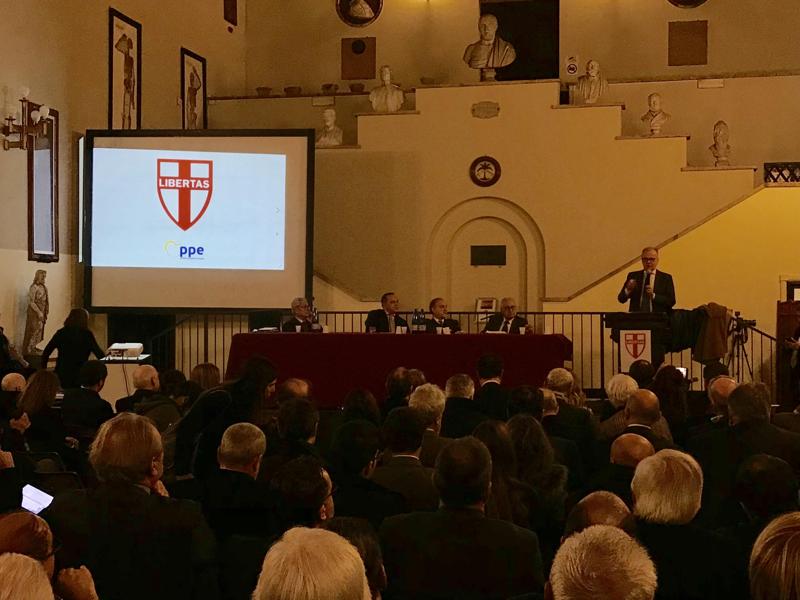 Lo scudo crociato torna unito. Nasce il Partito del Popolo Italiano Lo scudo crociato torna unito. Nasce il Partito del Popolo Italiano