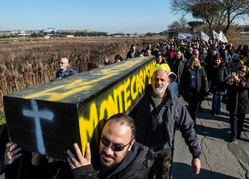 Discarica Roma, assedio della Valle Galeria al Campidoglio. E l’M5S esplode Discarica Roma, assedio della Valle Galeria al Campidoglio. E l’M5S esplode
