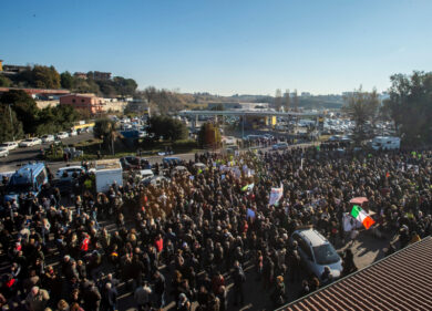 Discarica Roma, assedio della Valle Galeria al Campidoglio. E l’M5S esplode