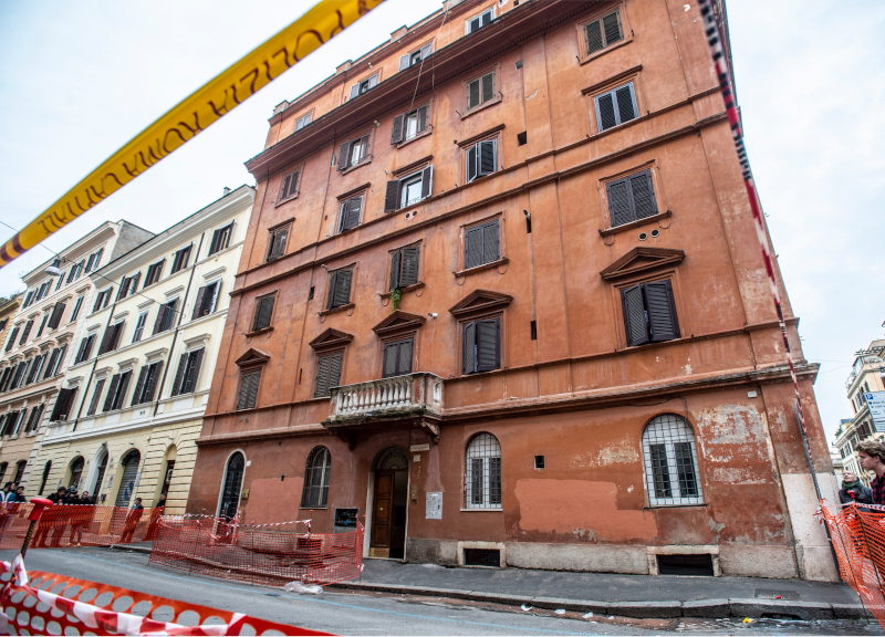 Voragine al Colosseo, la strada sprofonda: palazzo evacuato. Sfollati in hotel