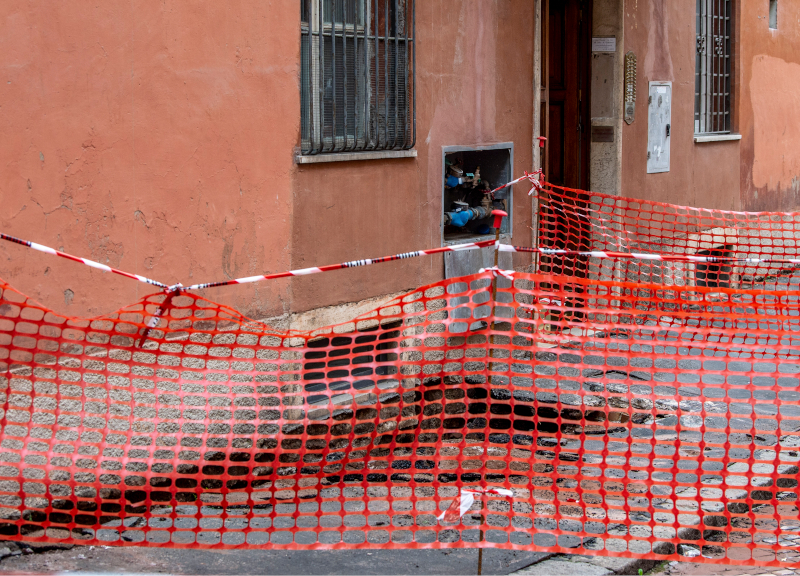 Voragine al Colosseo, la strada sprofonda: palazzo evacuato. Sfollati in hotel