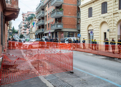 Voragine al Colosseo, la strada sprofonda: palazzo evacuato. Sfollati in hotel