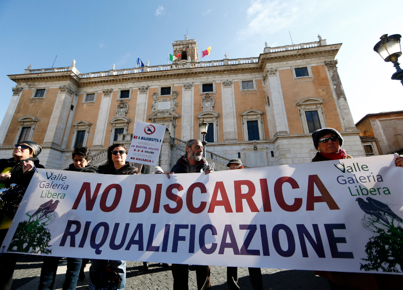 Discarica, Raggi sconfitta e senza maggioranza: M5S vota no a Malagrotta 2 Discarica, Raggi sconfitta e senza maggioranza: M5S vota no a Malagrotta 2