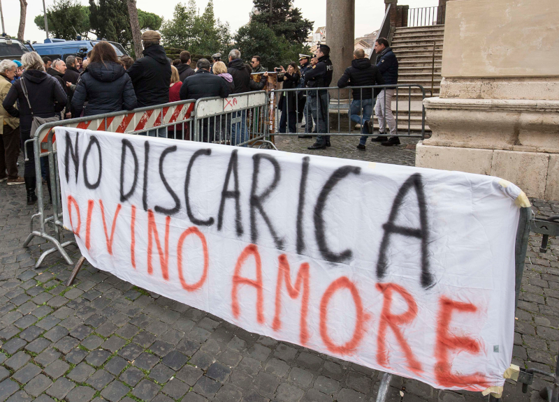 Discarica Roma, il Divino Amore contro l’M5S Vignaroli: “Pensi alle Ecomafie” Discarica Roma, il Divino Amore contro l’M5S Vignaroli: “Pensi alle Ecomafie”