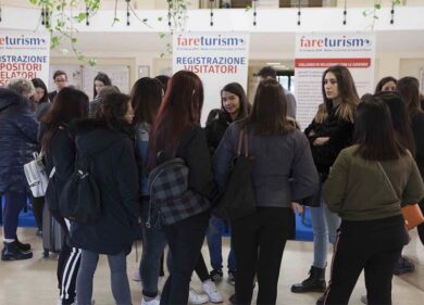 Fare turismo, come orientare e formare i giovani per l’industria turistica