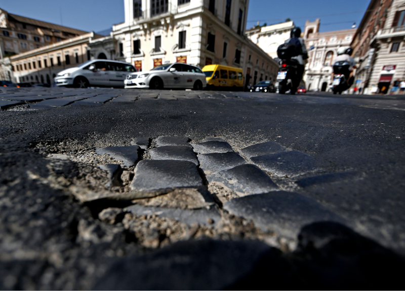 Sampietrini Roma, FdI vota con i “dissidenti” M5S contro Raggi: è rottura Sampietrini Roma, FdI vota con i “dissidenti” M5S contro Raggi: è rottura
