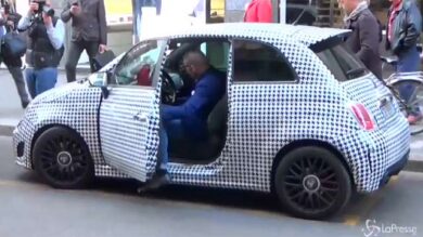 Lapo Elkann cammina con il bastone. Continua la riabilitazione. FOTO
