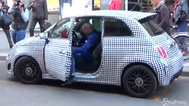 Lapo Elkann cammina con il bastone. Continua la riabilitazione. FOTO Lapo Elkann cammina con il bastone. Continua la riabilitazione. FOTO