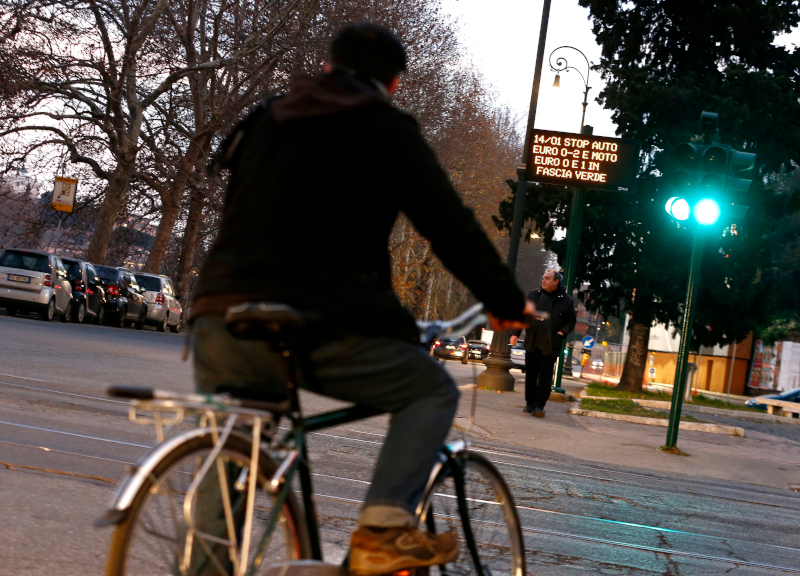 Smog Roma, torna l’incubo polveri sottili. Il Comune: “Usate i mezzi pubblici”