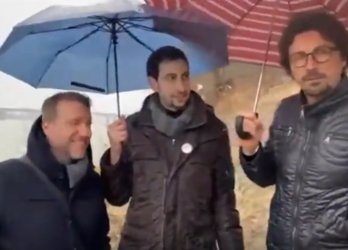Gaffe Toninelli. Sbaglia il nome del candidato M5S alle Regionali in Emilia Gaffe Toninelli. Sbaglia il nome del candidato M5S alle Regionali in Emilia