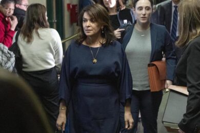 Processo Weinstein, Annabella Sciorra racconta in aula: “Mi stuprò a casa mia”