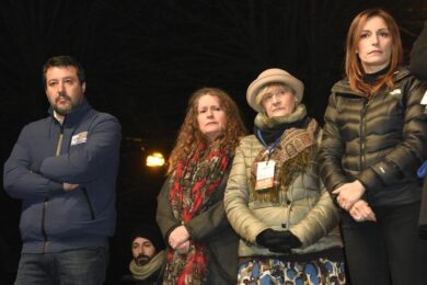 Affidi illeciti, la propaganda di Salvini a Bibbiano: i genitori sul palco