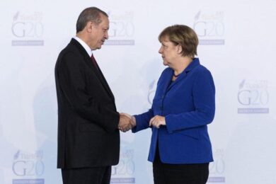 Merkel in Turchia, Erdogan chiede più soldi per i migranti. E paga l’Ue
