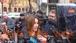 Borgonzoni interrotta da un contestatore scherza: “Aspettiamo che finisca”