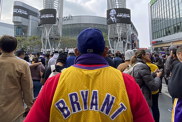 Kobe Bryant, schianto a 300 all’ora. La nebbia causa della morte. Identificate le 9 vittime Kobe Bryant, schianto a 300 all’ora. La nebbia causa della morte. Identificate le 9 vittime
