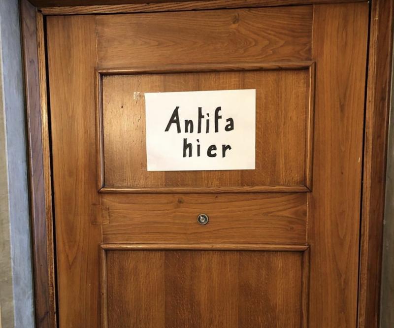 Scritta antisemita: Sala scrive su porta casa ‘Antifa hier’ Scritta antisemita: Sala scrive su porta casa ‘Antifa hier’