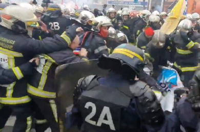Parigi, scontri in piazza tra vigili del fuoco e polizia