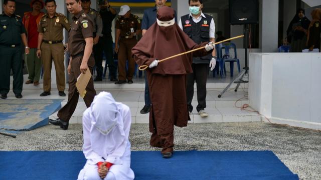 Indonesia, frustata perché ha fatto sesso prima del matrimonio Indonesia, frustata perché ha fatto sesso prima del matrimonio