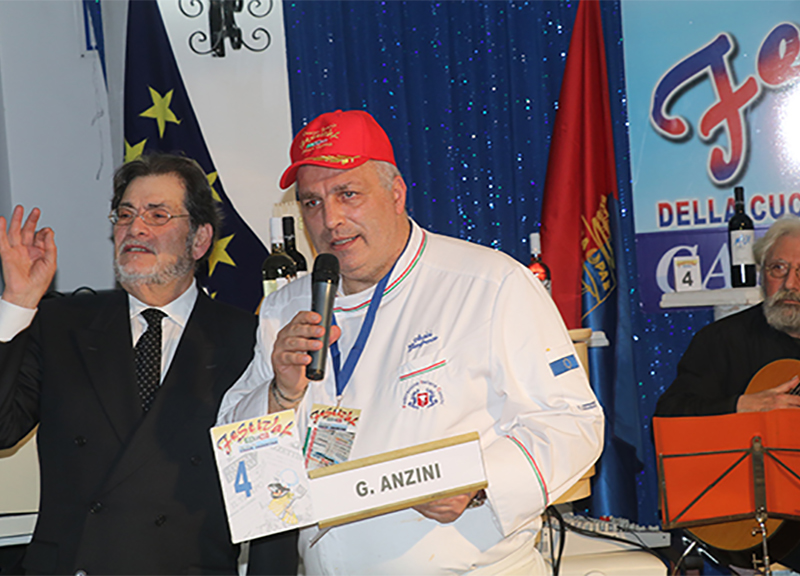 Al Festival della Cozza Tarantina vince il franco-napoletano Gianfranco Anzini Al Festival della Cozza Tarantina vince il franco-napoletano Gianfranco Anzini