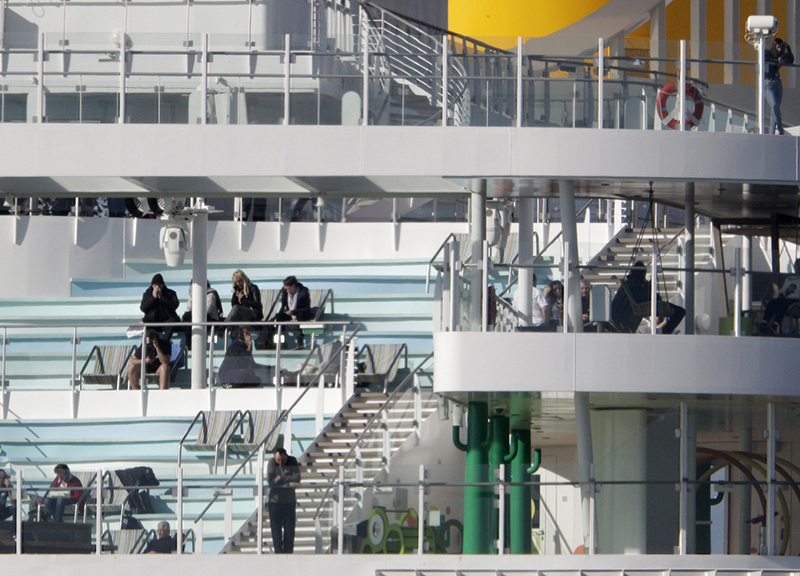Coronavirus, casi sospetti su una nave a Civitavecchia: in 6mila fermi a bordo Coronavirus, casi sospetti su una nave a Civitavecchia: in 6mila fermi a bordo