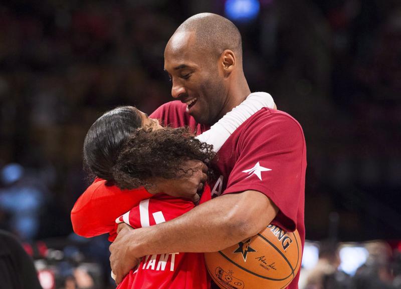 Kobe Bryant, la moglie Vanessa: “Devastati, pregate per noi”. I Lakers…