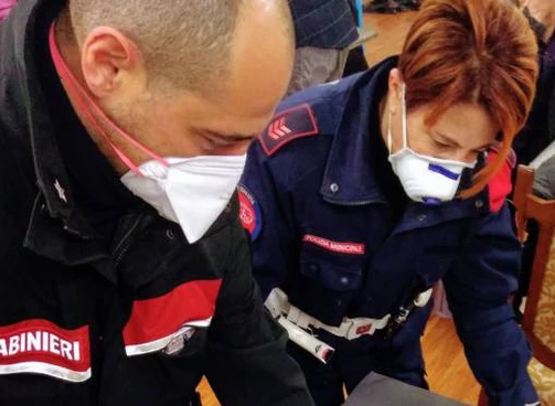 Coronavirus, blitz in una bisca a Prato: carabinieri con la mascherina Coronavirus, blitz in una bisca a Prato: carabinieri con la mascherina
