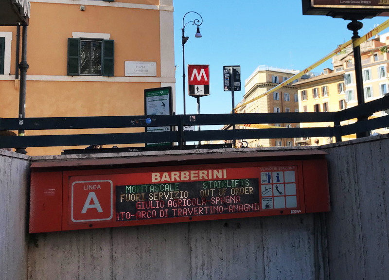Metro Barberini, riapertura beffa: dopo 319 giorni si potrà solo uscire Metro Barberini, riapertura beffa: dopo 319 giorni si potrà solo uscire