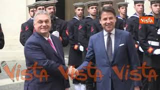 Conte accoglie Orban a Palazzo Chigi e scherza con fotografi: “Lo conoscete?”
