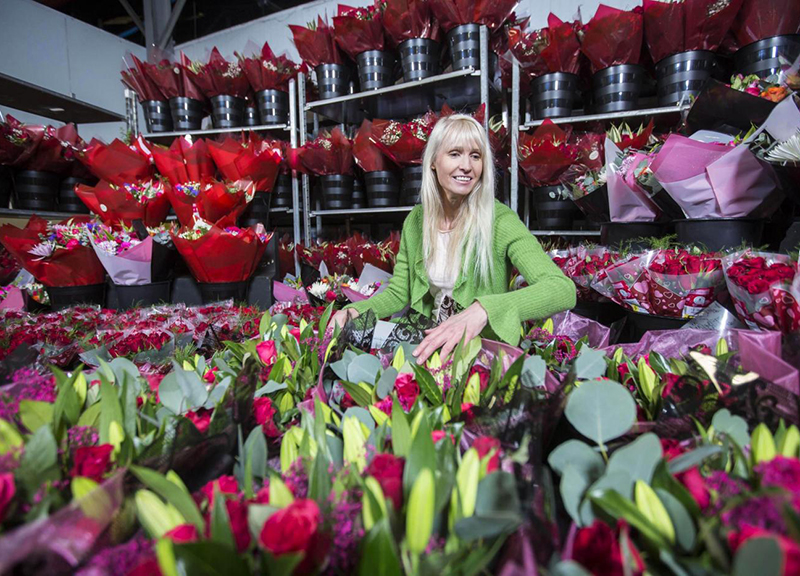 San Valentino, “ti amo” con una rosa rossa”. E le regalano anche le donne San Valentino, “ti amo” con una rosa rossa”. E le regalano anche le donne