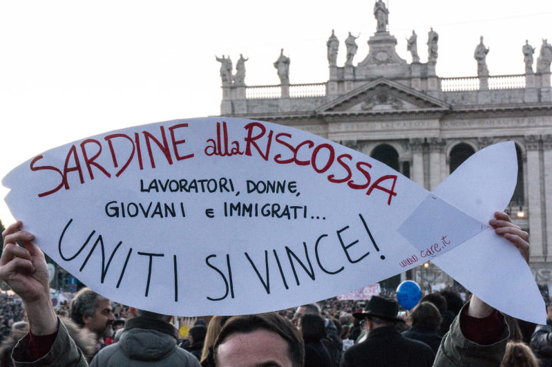 Sardine, a Roma è scissione: “I fondatori di Bologna non ci rappresentano più” Sardine, a Roma è scissione: “I fondatori di Bologna non ci rappresentano più”