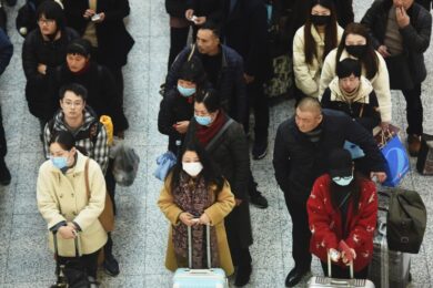 Coronavirus, il bluff delle mascherine: “Non servono a nulla”. Parla l’esperto