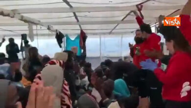 Migranti, gioia a bordo della Open Arms alla notizia dello sbarco a Pozzallo