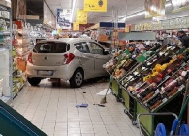 Con l’auto nel reparto frutta del supermercato. FOTO