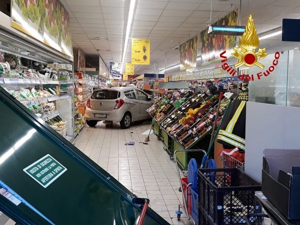 Con l’auto nel reparto frutta del supermercato. FOTO