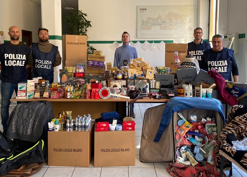 Polizia locale nel suk di viale Puglie: sequestrata merce per 20mila euro Polizia locale nel suk di viale Puglie: sequestrata merce per 20mila euro
