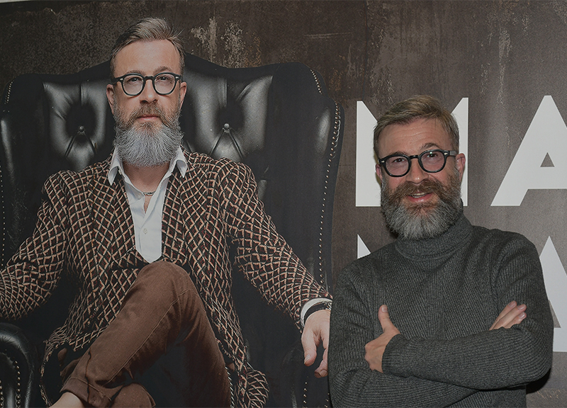 Marco Masini festeggia sul palco di Sanremo Marco Masini festeggia sul palco di Sanremo