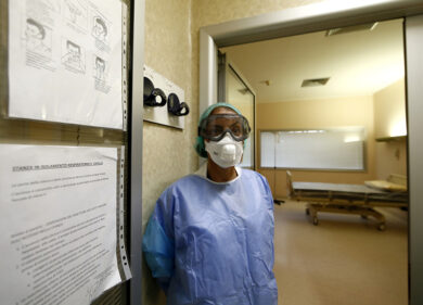 Coronavirus, violenza contro gli infermieri: boom di casi. È l’effetto psicosi