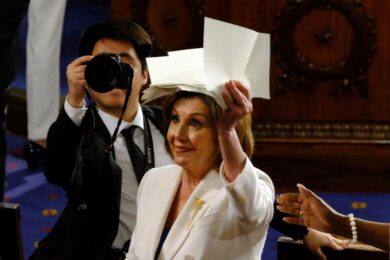 Trump: “Il meglio deve venire”. Pelosi straccia discorso