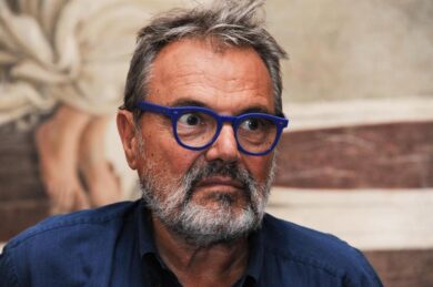 Toscani: “A chi interessa che caschi un ponte”. Bufera sull’amico dei Benetton