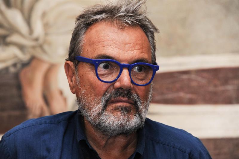 Toscani: “A chi interessa che caschi un ponte”. Bufera sull’amico dei Benetton Toscani: “A chi interessa che caschi un ponte”. Bufera sull’amico dei Benetton